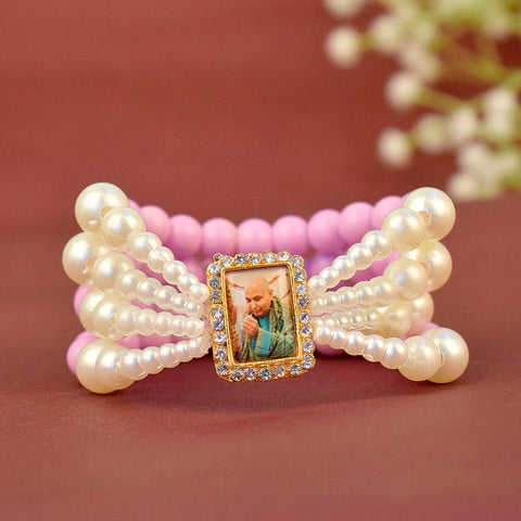 Blush Orchid with White Pearl Four Layer Guruji Swaroop Bracelet featuring delicate blush orchid beads and luminous white pearls with Jai Guruji Swaroop β perfect for spiritual wear, festive gifting, and daily devotion. Indiaβs Largest Pooja Accessories Brand β www.satvikstore.in