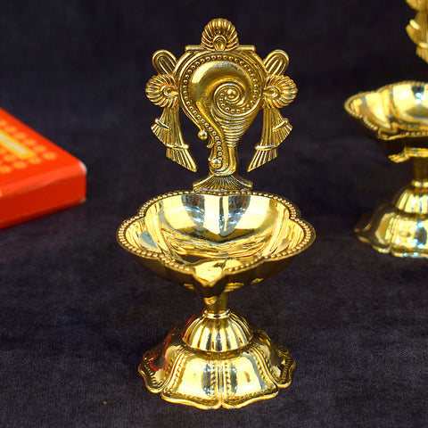 Magnificent Designer Shankh Brass Diya β Intricately crafted brass diya in conch (shankh) shape, perfect for auspicious rituals and spiritual dΓ©cor. Indiaβs Largest Pooja Accessories Brand β www.satvikstore.in
