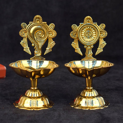 1 Pair of Prepossessing Designer Brass Shankh Chakra Diya β Exquisite brass diyas featuring Shankh and Chakra motifs, perfect for spiritual rituals and home dΓ©cor. Indiaβs Largest Pooja Accessories Brand β www.satvikstore.in